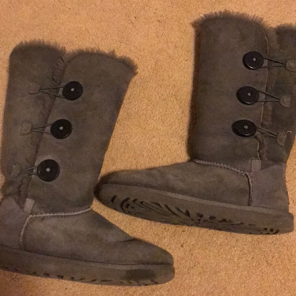 gray button up uggs!